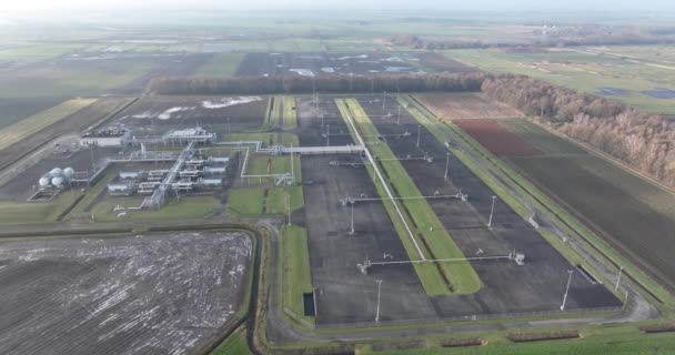 欧洲最大的气田位于斯洛克伦以下的格罗宁根 重点是工业开采和开采场地 空中无人驾驶飞机视图 — 图库视频影像