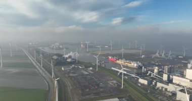 Hollanda, Eemshaven 'da hava aracı görüntüsü. Groningen 'deki büyük sanayi limanı. Birçok rüzgar türbini.