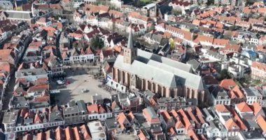 Sint Joriskerk 'in hava aracı görüntüsü, Amersfoort, Hollanda merkezindeki ana meydan..