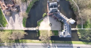 Breukelen, Hollanda 'daki Nijenrode şatosunun tepeden aşağı insansız hava aracı görüntüsü. Çekim köprüsü olan kale.