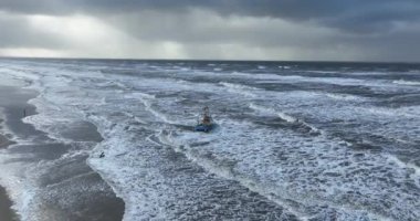 Hollanda 'nın Zandvoort sahilinin önünde karaya oturmuş karides balıkçısı. Hava aracı görünümü.