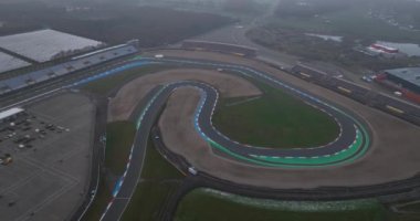 Assen, Hollanda 'da yarış pisti. Alacakaranlıkta hava aracı görüntüsü. Üst alt görünüm.