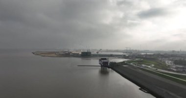 Üçüncüsü, 2023, Delfzijl, Hollanda. Delfzijl liman girişi, Hollanda 'nın kuzeyindeki büyük sanayi limanı, Groningen bölgesi. Hava aracı görünümü.