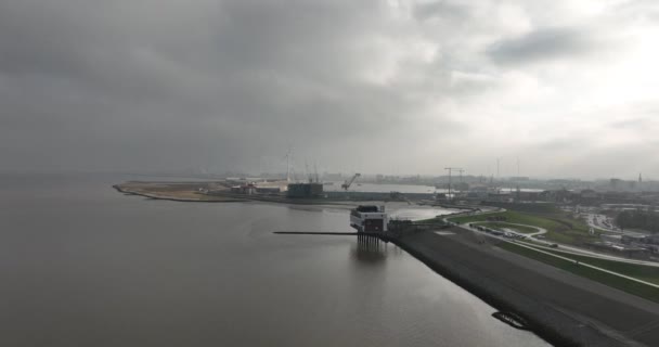 2023年 デケーベリーの3日目 オランダのデルフェルナール オランダ北東部の大工業港 ドルフリル港の入口 空中ドローンビュー — ストック動画