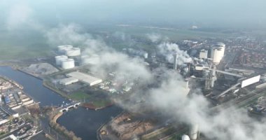 Şeker fabrikasının hava aracı görüntüsü, şeker pancarı işlemesi. Groningen Hollanda.