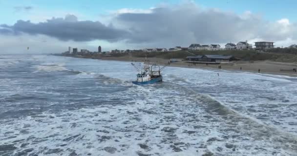 Розташований Пляжі Траулер Рибальських Креветок Перед Узбережжям Зандворта Нідерланди Повітряний — стокове відео
