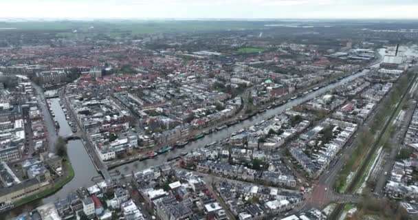 荷兰弗里斯兰Leeuwarden市的无人驾驶飞机图像 多云天气下的城市景观 运河和房屋 — 图库视频影像