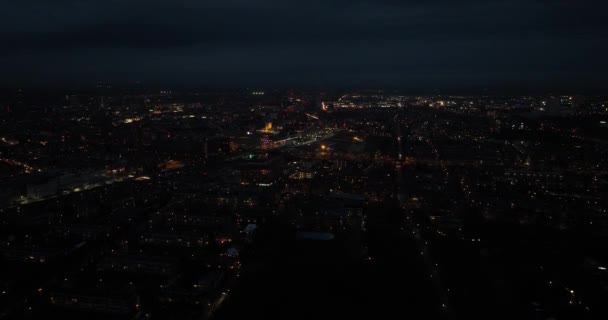 空中无人机鸟瞰荷兰格罗宁根市的夜景 基础设施环路 建筑物和城市照明 — 图库视频影像
