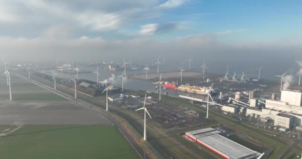 オランダのエムズヘイブンでの空中ドローンビュー グローニンゲンにある大型工業港 多くの風力タービン産業港湾の風景 — ストック動画