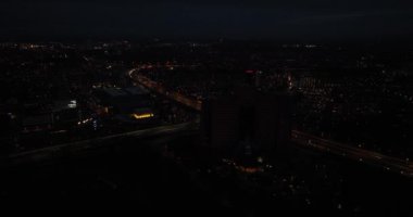 Hava aracı kuşları, Hollanda 'daki Groningen şehrinde gece görüşü. Altyapı çevre yolu, binalar ve şehir ışıkları.