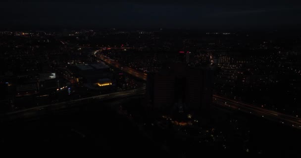空中无人机鸟瞰荷兰格罗宁根市的夜景 基础设施环路 建筑物和城市照明 — 图库视频影像