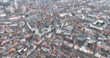 Hava aracı görüntüsü Louvain, Belçika. Büyük simgeler, şehir merkezindeki binalar. Şehir merkezinde..