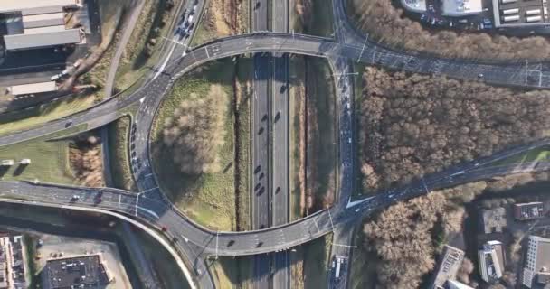 空中鸟瞰无人机在复杂的交叉口交通基础设施 城市景观 Delft的交通和流动运输 — 图库视频影像