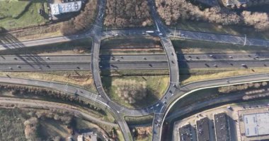 Trafik kavşağının hava aracı görüntüsü çok katlı trafik kavşağını yükseltti. Rind Yolu. Hava aracı görünümü.
