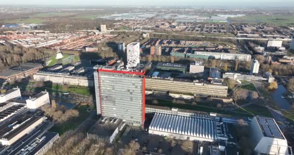 デルフト大学 キャンパスの空中無人機の概要 オランダ サイエンス リサーチキャンパス — ストック動画