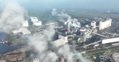 Şeker ve şeker pancarı işleme tesisi. Sanayi fabrikası. Havadan kuşların bakış açısı.