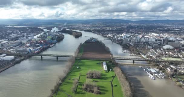 Mainz Şehrindeki Rhine Nehri Nde Sanayi Bölgesi Binaları Köprüler Üzerinde — Stok video