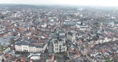 Louvain, Belçika. Şehir manzarası. Şehir merkezinde hava aracı görüntüsü. Bulutlu bir gün.