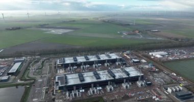 Datacenter binası, Midden Meer 'de inşaat. Hollanda 'nın insansız hava aracı görüntüsü. Bulut altyapısı