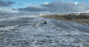 Gemi sıkıştı ve Zandvoort kıyılarında mahsur kaldı. Hollanda 'da. Hava aracı görünümü.
