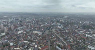 Louvain, Belçika. Şehir manzarası. Şehir merkezinde hava aracı görüntüsü. Bulutlu bir gün.