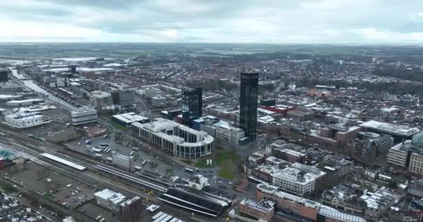 オランダのフリースランドのリーワーデン市 空中ドローンビュー 駅とスカイライン — ストック動画
