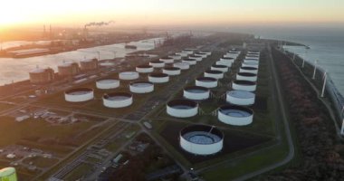 Rotterdam, Hollanda 'daki LNG terminalinin insansız hava aracı videosu..