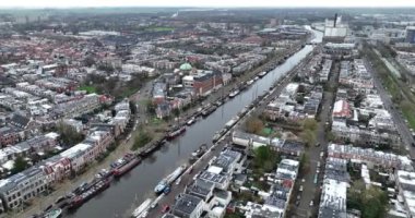 Hollanda 'nın Friesland, Hollanda' daki Leeuwarden şehrinde. Kanalların ve kentsel konutların hava aracı görüntüsü. Kışın bulutlu bir gün.