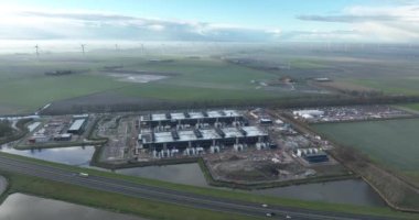 Yeni büyük ölçekli bir veri merkezi inşa etmek ve inşa etmek. Sanatsal zeka, omurga donanımı. Hava aracı görünümü.