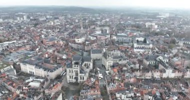 Belçika, Leuven 'deki belediye binasının hava aracı görüntüsü. Hava aracı görünümü.