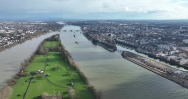 Mainz şehrindeki Rhine Nehri 'nde sanayi bölgesi binaları ve köprüler üzerinde duruluyor. Hava aracı görünümü.