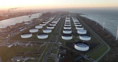 Hollanda Rotterdam limanında LNG terminali, doğal gaz, enerji depolama ve ulaşım. Hava aracı görünümü.
