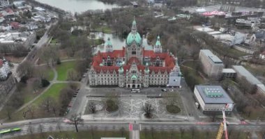 Hannover Almanya 'sındaki neue rathaus' un hava aracı görüntüsü. Yeni Belediye Sarayı Hannover