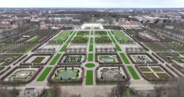 Almanya 'nın Hannover kentindeki Herrenhauser Bahçeleri' nde hava aracı görüntüsü. Hava aracı görüntüsü. Castle Gardens anıtı.