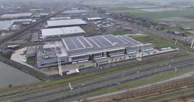 Alphen aan den Rijn, Zuid Holland, Hollanda, 16 Aralık 2023: Hoogvliet Dağıtım Merkezi, hava aracı görüşü. Bulutlu bir gün.