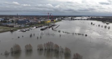 Ijssel nehrinin taşması. Yüksek su ve su hasarı. Hava aracı görünümü.