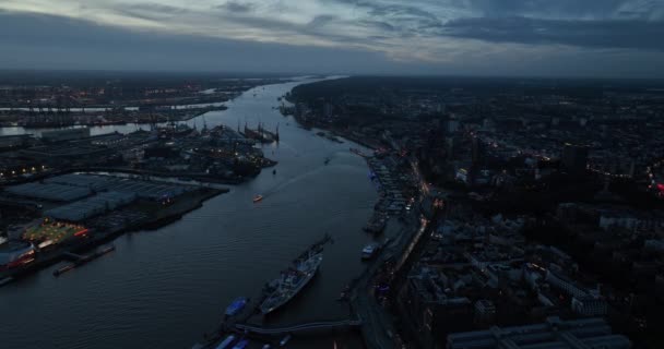 Вид Беспилотника Город Гамбург Реку Эльба Городской Горизонт Ночное Время — стоковое видео
