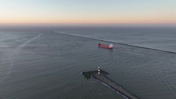 Letecký Pohled Velkou Loď Opouštějící Přístav Hoek Van Holland Brána — Stock video