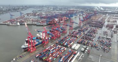 Hamburg, Almanya, 30 Aralık 2023 Hamburg konteyner terminali. Gemilerdeki konteynırlarda yükleme ve boşaltma. Genel lojistik.
