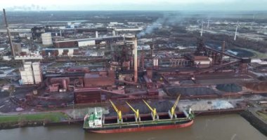Bremen, Free Hanseatic City, Bremen, Almanya, 29 Aralık 2023: ArcelorMittal Bremen Almanya 'nın Bremen kentinde Weser Nehri kıyısında bir çelik fabrikası. Hava aracı görünümü.