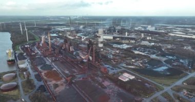 Bremen, Almanya 'daki Weser Nehri kıyısında çelik fabrikası. Ağır sanayi, metal üretimi.
