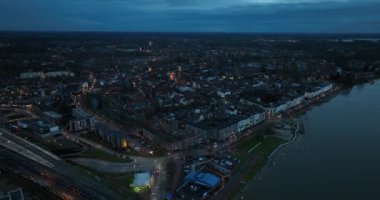 Zutphen şehri genel değerlendirmesi, Hollanda. Geceleri Ijssel nehri kıyısında bir şehir. Zutphen 'in silüeti