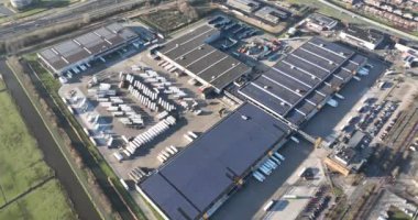 Pijnacker, Zuid Holland, Hollanda - 16 Aralık 2023: Albert Heijn Dağıtım Merkezi Pijnacker. Ürünlerin depodan süpermarkete dağıtımı. Tüketici piyasa lojistiği. Havadan