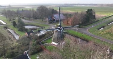 Groningen ilindeki yel değirmeni, kırsal bölgedeki Hollanda kültür mirası binası. Hava aracı görünümü.