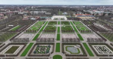 Hannover, Almanya 'daki Barok bahçeleri. Herrenhauser Bahçesi. Hava aracı görüntüsü. Dekoratif bahçeler. Turistik eğlence ve anıt.