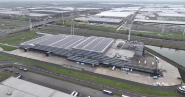Alphen aan den Rijn, Zuid Holland, Hollanda, 16 Aralık 2023: Hoogvliet süpermarket zincirleme dağıtım merkezi faaliyet gösteriyor. Hava aracı görünümü.