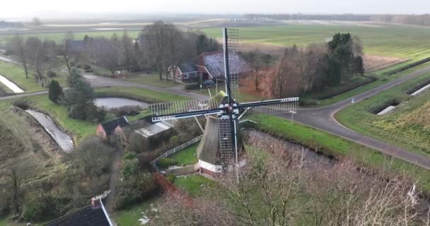 Wiatrak Prowincji Groningen Holenderskiego Dziedzictwa Kulturowego Budynku Wsi Widok Drona — Wideo stockowe