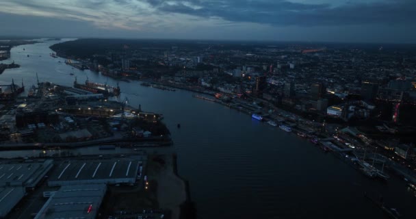Скайлайн Гамбурга Сумерках Река Мбаппе Крупный Коммерческий Промышленный Порт Вид — стоковое видео