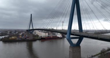 Kohlbrandbrucke, Hamburg limanındaki ikonik köprü. Almanya. Hava aracı görünümü.