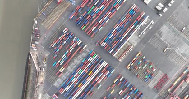 船積みコンテナターミナル上の空中ドローンビューの上 ドイツのハンブルク港で荷を積み荷を降ろされる大型キャリア — ストック動画